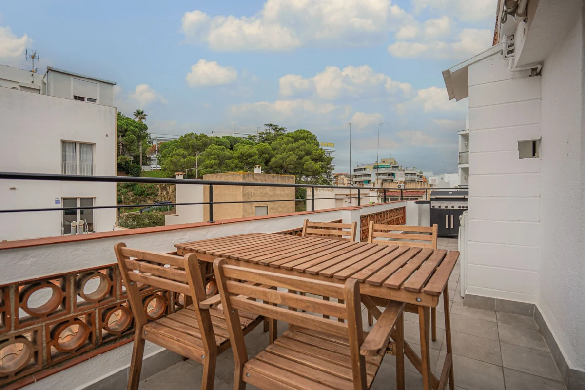 Private Terrasse des Penthouses von Molí de Mar mit Holztisch und Stühlen