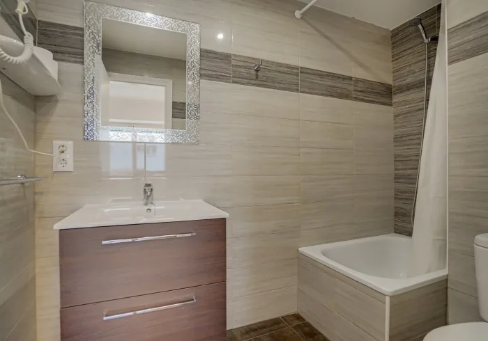 Baño privado de la Doble Confort, con ducha y lavabo