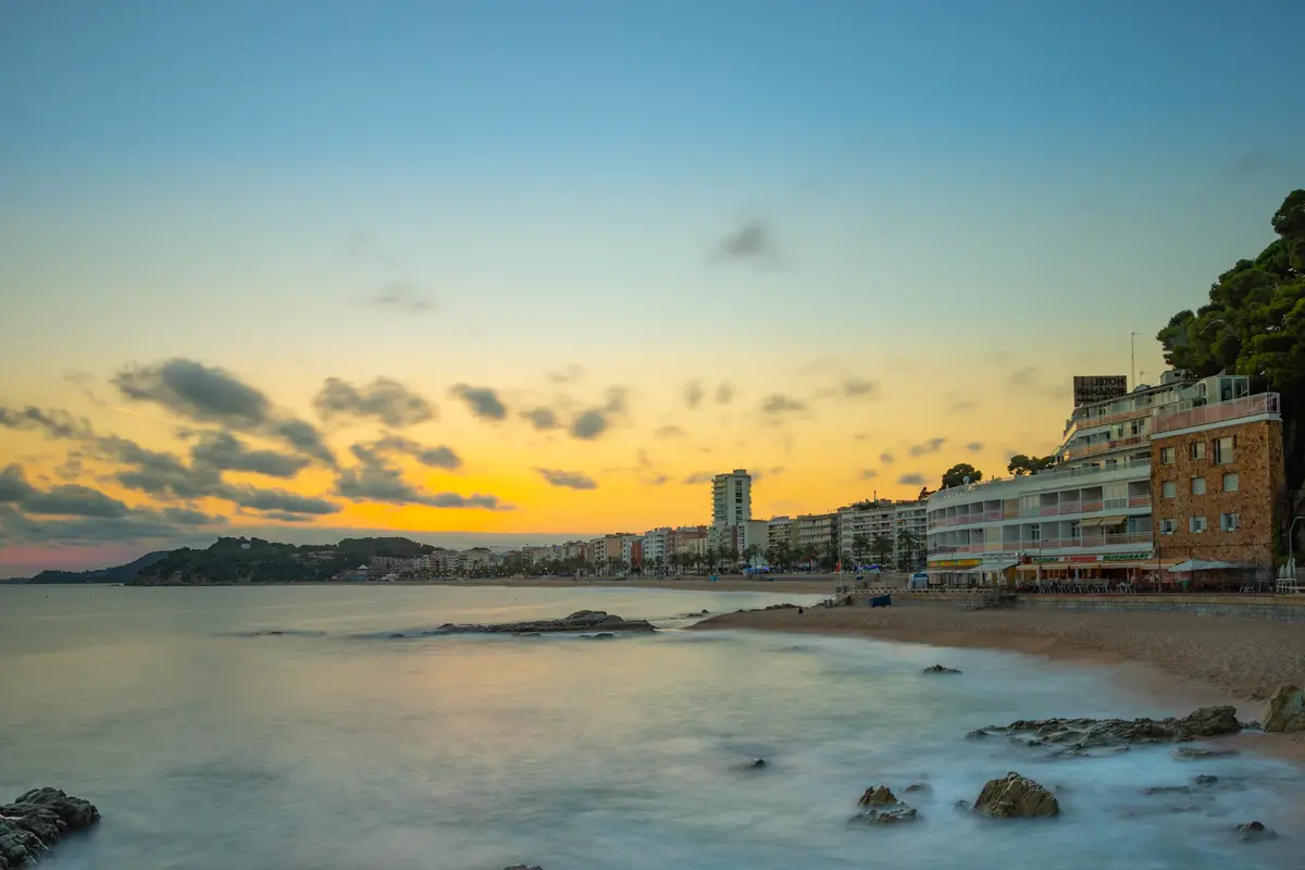 Paseo marítimo y edificios de Lloret de Mar al atardecer