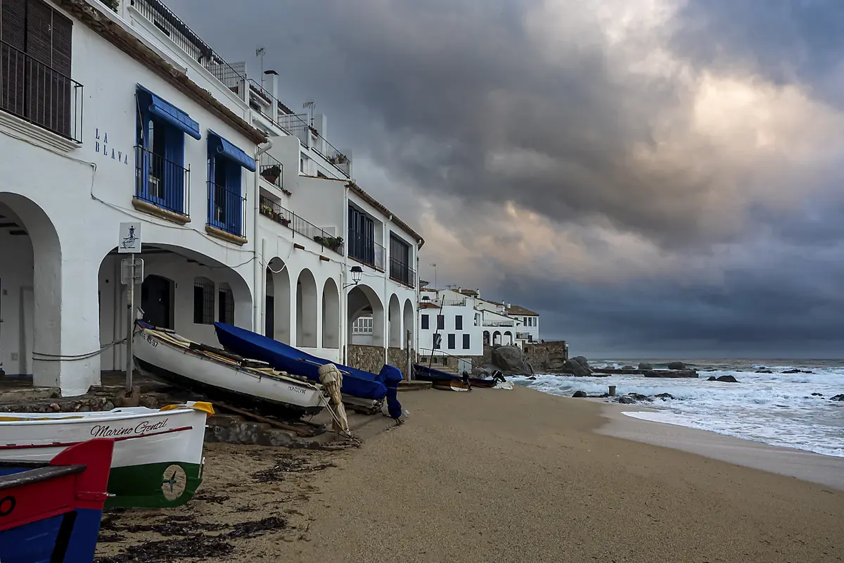 Barcas tradicionales sobre una playa de la Costa Brava