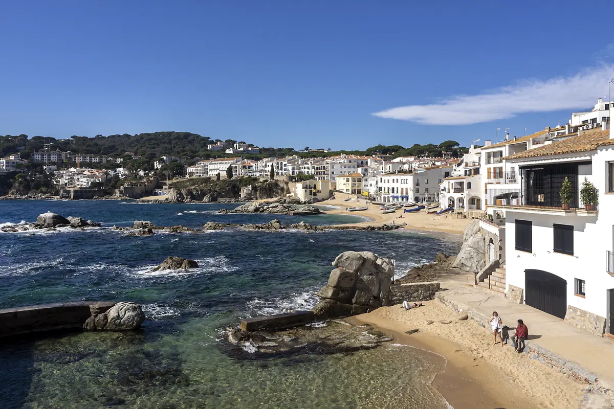 Pueblo costero de la Costa Brava junto al mar