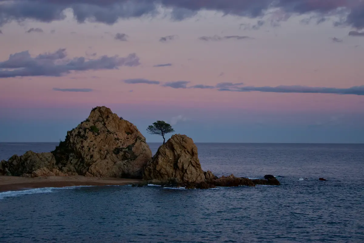 Formación rocosa y mar al atardecer en la Costa Brava