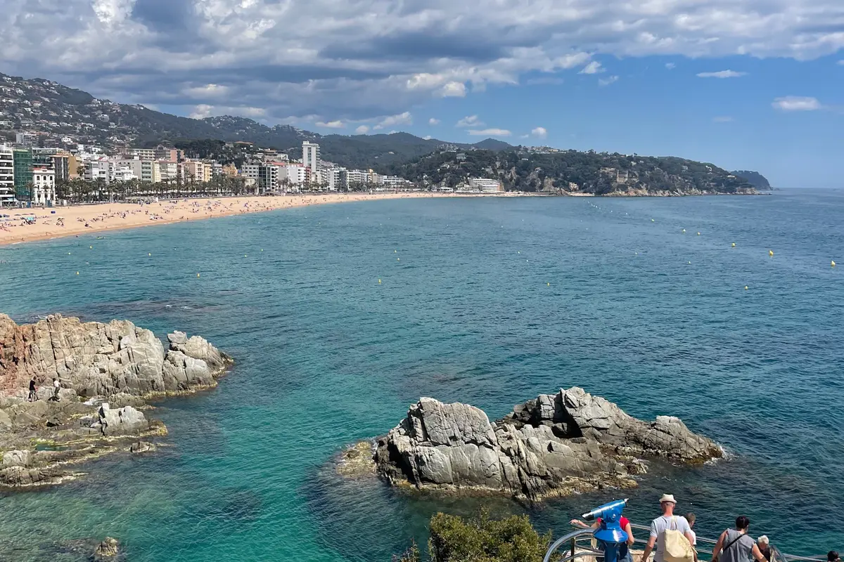 Panorama de la playa y la costa de Lloret de Mar en verano