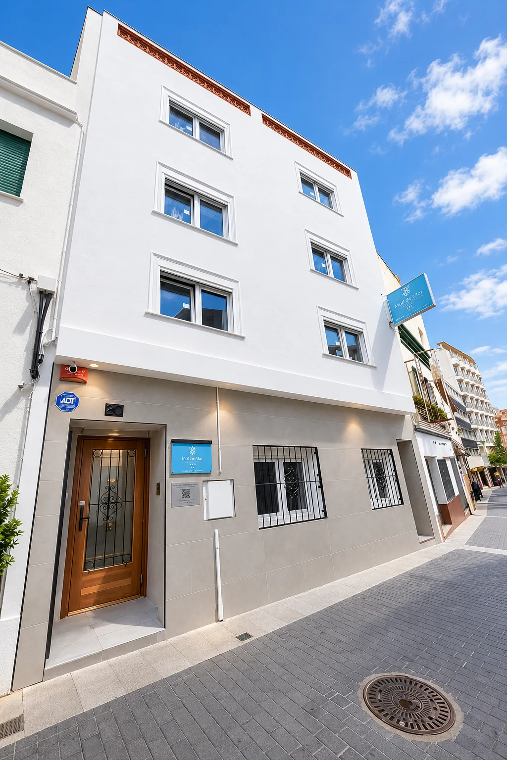 Fachada y entrada de Molí de Mar en Carrer de la Riera, 20